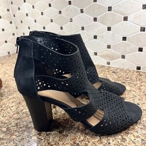 Pre-Owned  XOXO Open Toe Black Zipper Heels